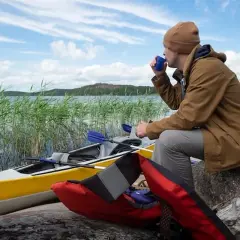 Jak wsiadać do kajaka bez wywrotki? Sprawdzone techniki!