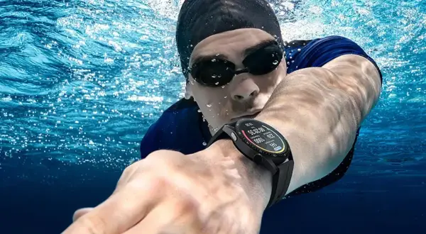 Pływak sprawdza na swoim sportowym zegarku, jaki zegarek do pływania będzie najlepszy. Wodoszczelny model pokazuje czas i dystans.