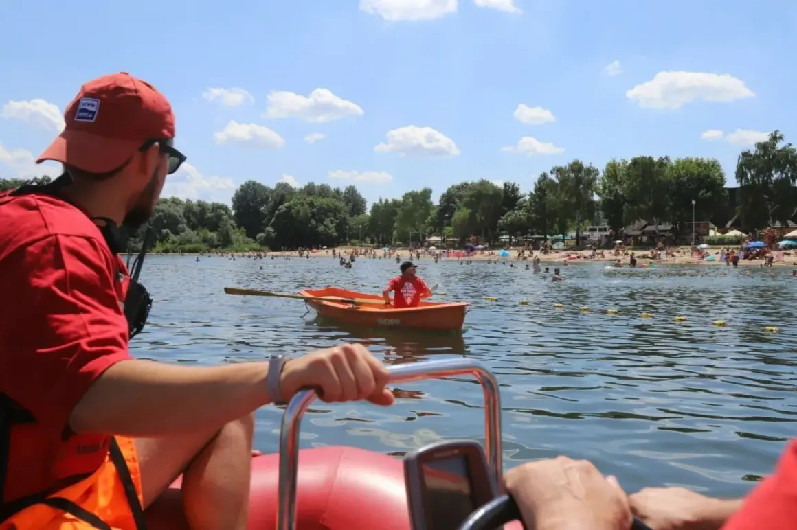 Ratownik wodny w łodzi obserwuje plażowiczów. W tle tłumy ludzi na plaży i w wodzie.