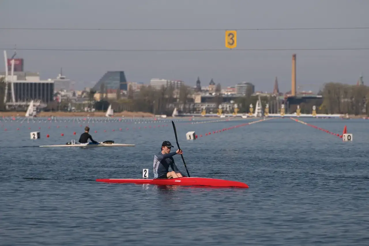 Kajakarz AZS AWF Poznań trenuje na torze regatowym.
