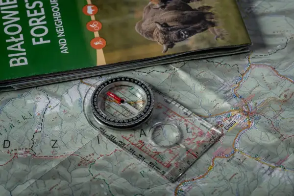 Mapa turystyczna z Bieszczad, na niej leży busola a kompas, gotowe do wyprawy.